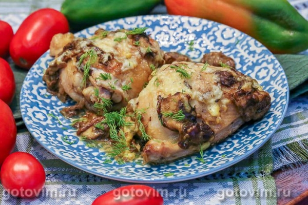 Куриные бедра, запеченные с белыми грибами и сыром в духовке Куриные бедра, запеченные с белыми грибами и сыром в духовке