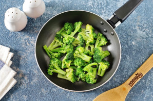 Тушеная брокколи с сосисками Тушеная брокколи с сосисками