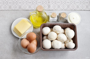 Простой салат с шампиньонами жареными