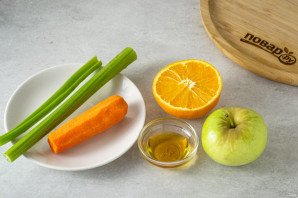 Смузи из сельдерея, яблока и апельсина Смузи из сельдерея, яблока и апельсина