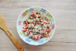 Салат с жареными баклажанами и свежими помидорами Салат с жареными баклажанами и свежими помидорами