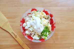 Салат с курицей и маринованными огурцами Салат с курицей и маринованными огурцами