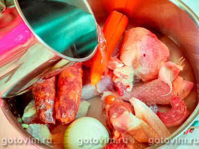 Канжа - португальский куриный суп с рисом и колбасой чоризо Канжа - португальский куриный суп с рисом и колбасой чоризо