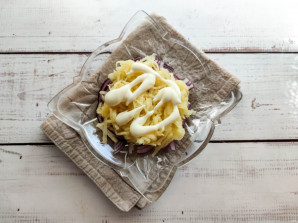 Слоеный салат с яблоками и сыром Слоеный салат с яблоками и сыром