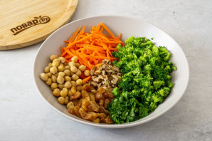 Салат из нута с брокколи Салат из нута с брокколи