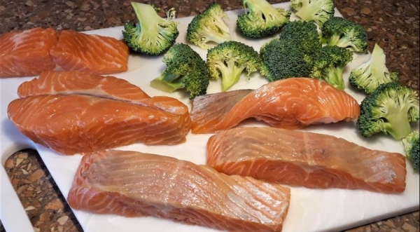 Лосось в сливках с брокколи, шпинатом, и помидорами черри, пошаговый рецепт с фото Лосось в сливках с брокколи, шпинатом, и помидорами черри, пошаговый рецепт с фото