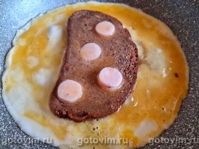 Двойной горячий бутерброд с сосисками и яичницей Двойной горячий бутерброд с сосисками и яичницей