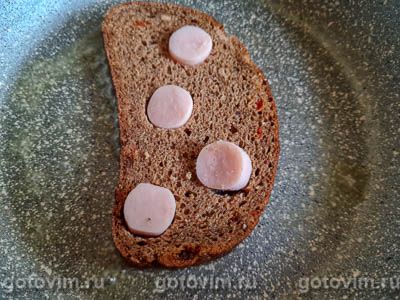 Двойной горячий бутерброд с сосисками и яичницей Двойной горячий бутерброд с сосисками и яичницей