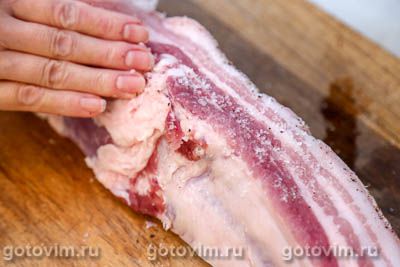 Свиная грудинка с соусом из хрена и яблок Свиная грудинка с соусом из хрена и яблок