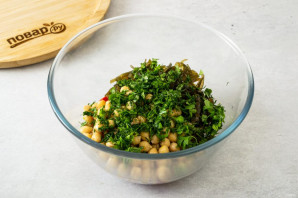 Салат с нутом и морской капустой