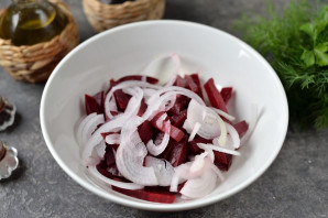 Маринованная свекла с селедкой Маринованная свекла с селедкой