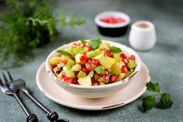 Салат с сельдереем и гранатом Салат с сельдереем и гранатом