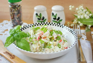 Салат с курицей и маринованными огурцами Салат с курицей и маринованными огурцами