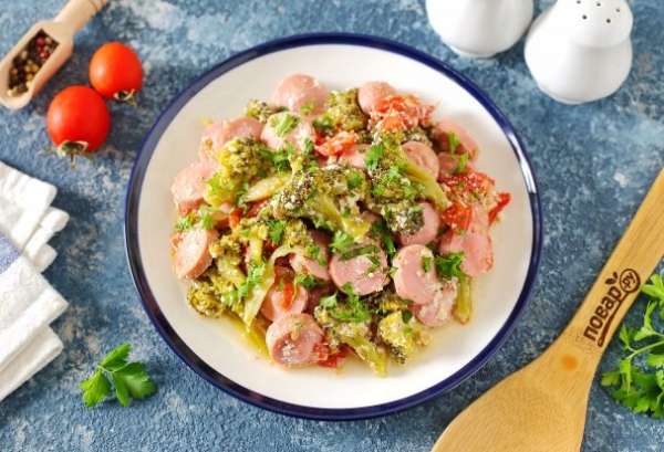 Тушеная брокколи с сосисками Тушеная брокколи с сосисками