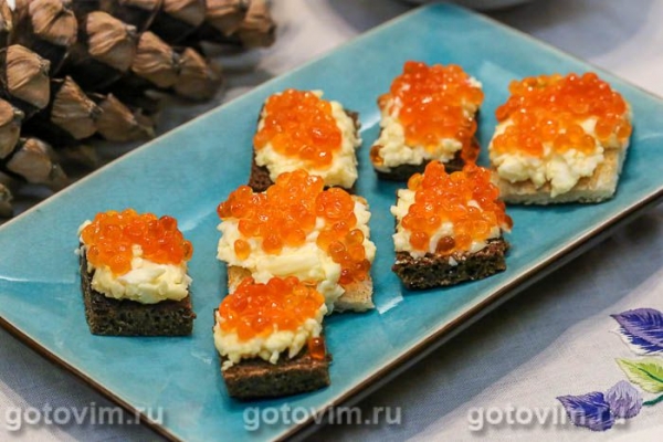 Бутерброды с красной икрой, плавленым сыром и яйцом Бутерброды с красной икрой, плавленым сыром и яйцом