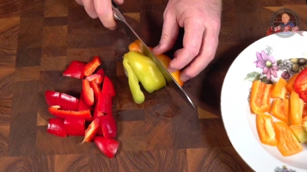 Мясо в соевом соусе в казане с болгарским перцем по-русски. 