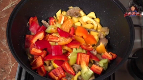 Мясо в соевом соусе в казане с болгарским перцем по-русски. 