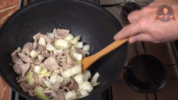 Мясо в соевом соусе в казане с болгарским перцем по-русски. 