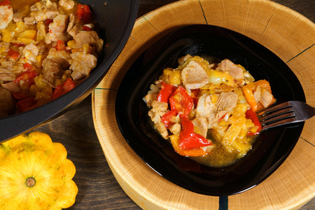 Мясо в соевом соусе в казане с болгарским перцем по-русски. 