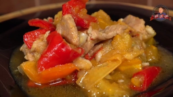Мясо в соевом соусе в казане с болгарским перцем по-русски. 