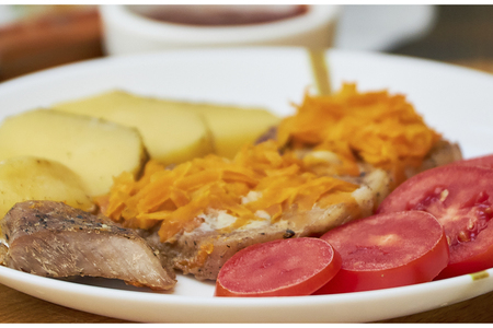 Отбивные из свинины под "подушкой" из морковки с чесноком.