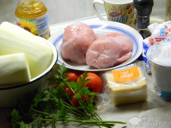 Рецепт: Индюшатина под сырно-сметанным соусом - на подушке из кабачков