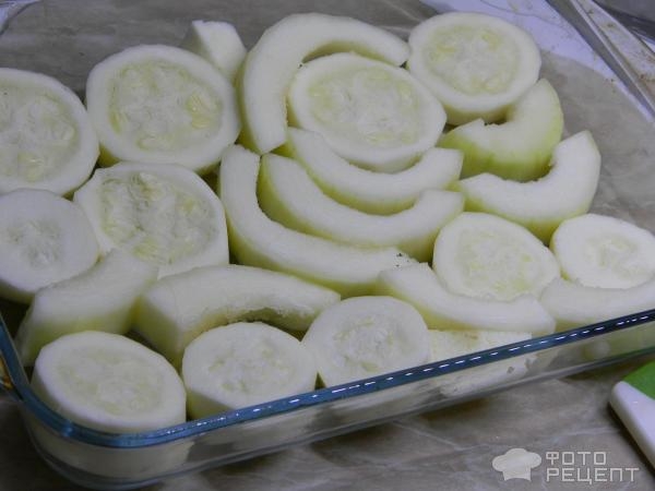 Рецепт: Индюшатина под сырно-сметанным соусом - на подушке из кабачков