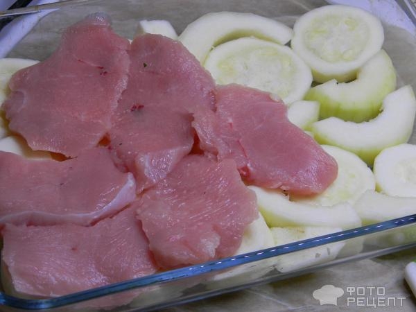 Рецепт: Индюшатина под сырно-сметанным соусом - на подушке из кабачков