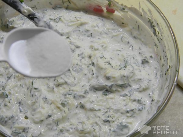 Рецепт: Индюшатина под сырно-сметанным соусом - на подушке из кабачков