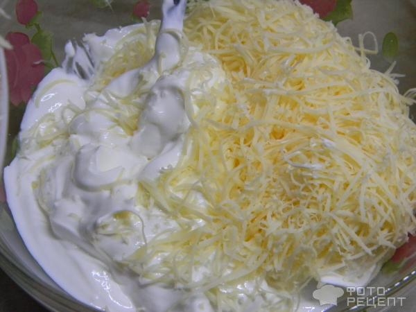 Рецепт: Индюшатина под сырно-сметанным соусом - на подушке из кабачков