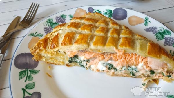Рецепт: Слоеный пирог с форелью - на подушке шпината со сливочным сыром Рецепт: Слоеный пирог с форелью - на подушке шпината со сливочным сыром