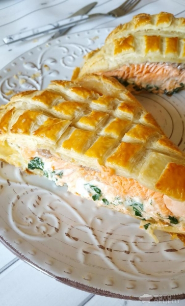 Рецепт: Слоеный пирог с форелью - на подушке шпината со сливочным сыром Рецепт: Слоеный пирог с форелью - на подушке шпината со сливочным сыром