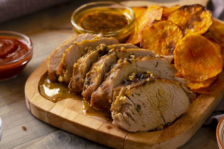 Свиная вырезка с домашними чипсами на гарнир 