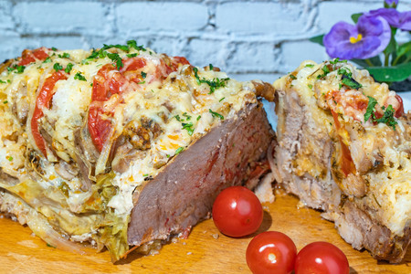 Свинина с начинкой запеченная в листьях капусты в духовке