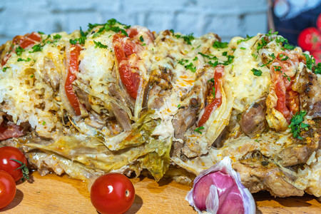 Свинина с начинкой запеченная в листьях капусты в духовке