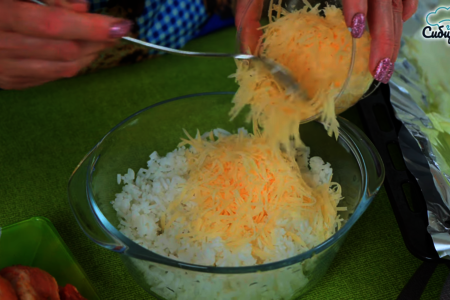 Свинина с начинкой запеченная в листьях капусты в духовке