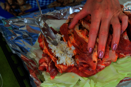 Свинина с начинкой запеченная в листьях капусты в духовке