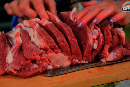 Свинина с начинкой запеченная в листьях капусты в духовке