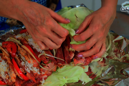 Свинина с начинкой запеченная в листьях капусты в духовке