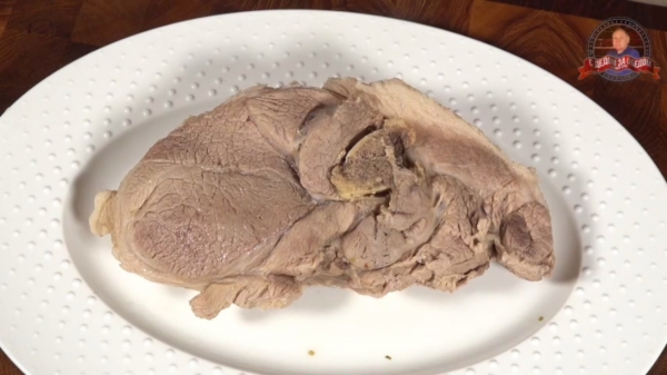 Запечённая свиная лопатка на кости в карамельном панцире.