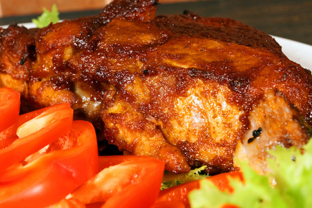 Запечённая свиная лопатка на кости в карамельном панцире.