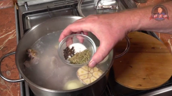 Запечённая свиная лопатка на кости в карамельном панцире.