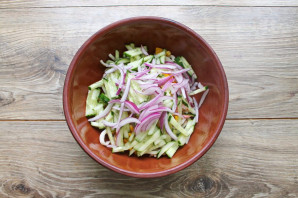 Салат с кальмарами, креветками и кукурузой Салат с кальмарами, креветками и кукурузой