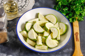 Теплый салат из кабачков и помидоров Теплый салат из кабачков и помидоров