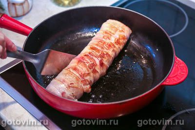 Рулет из свинины со свеклой и черносливом в беконе Рулет из свинины со свеклой и черносливом в беконе