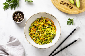 Салат из кабачков и огурцов по-корейски Салат из кабачков и огурцов по-корейски