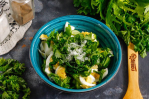 Салат с рукколой, яйцом и огурцом