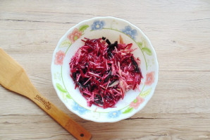 Салат из свеклы с черносливом и яблоками Салат из свеклы с черносливом и яблоками