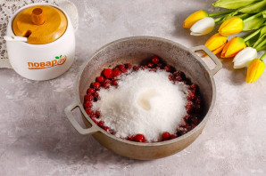 Варенье из клюквы с грецкими орехами