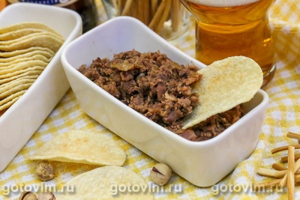 Паштет из фасоли с жареным беконом